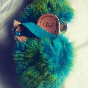 UGG  fuzzy sandals